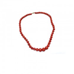 Halskette aus roten Korallenkugeln